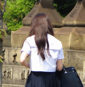 制服の白シャツのワキ汗が気になる男子高生・女子高生必須のデオドラント